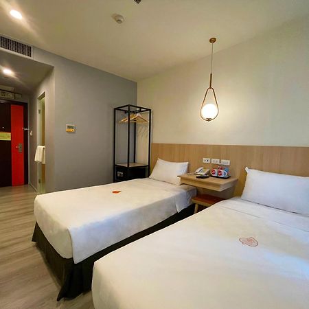 Go Hotels Plus Mandaluyong Bagian luar foto