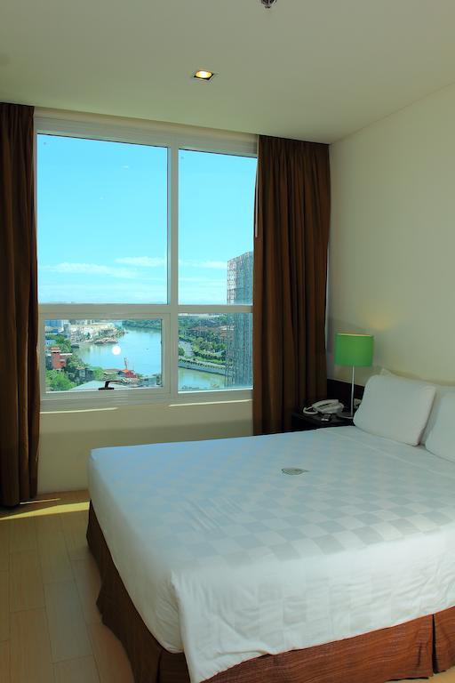 Go Hotels Plus Mandaluyong Bagian luar foto