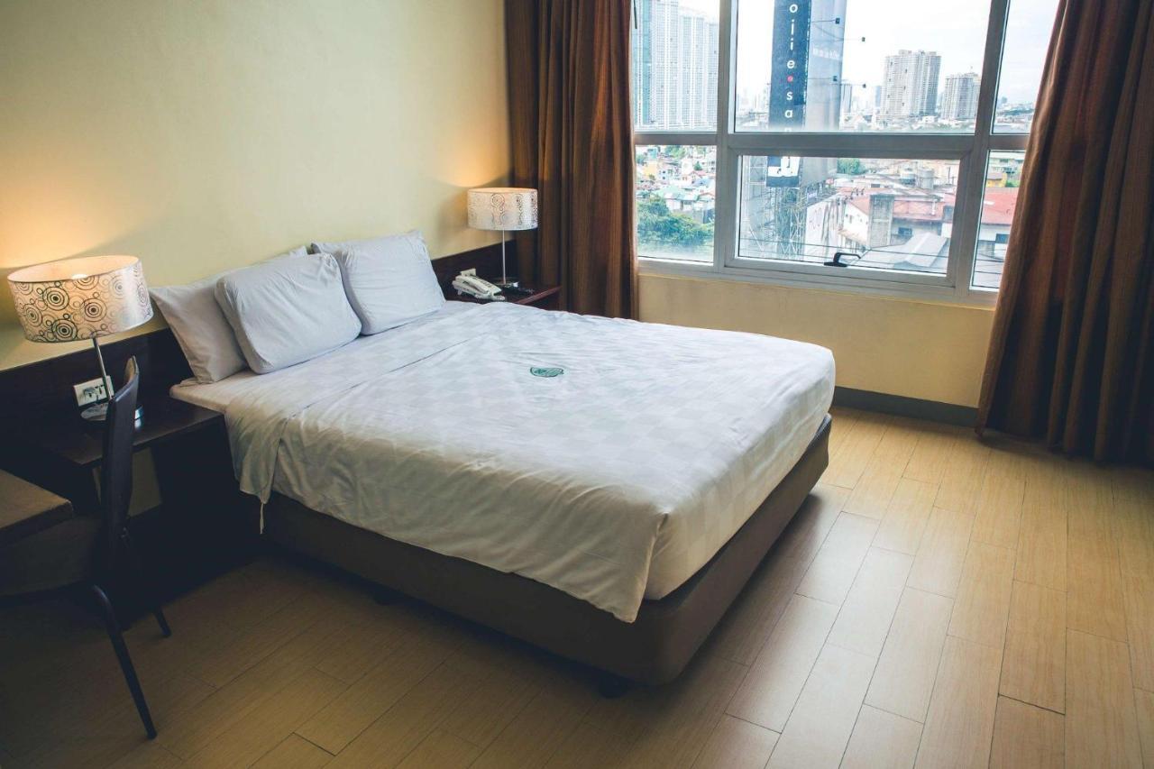 Go Hotels Plus Mandaluyong Bagian luar foto