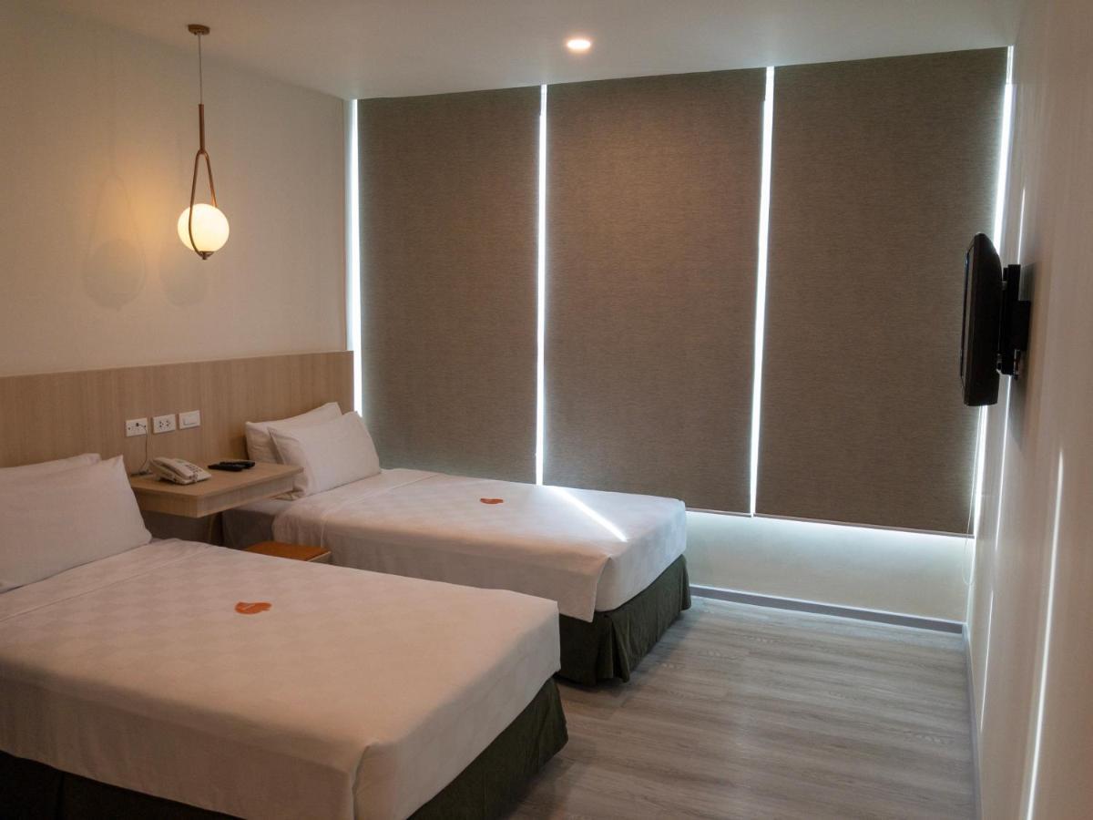 Go Hotels Plus Mandaluyong Bagian luar foto