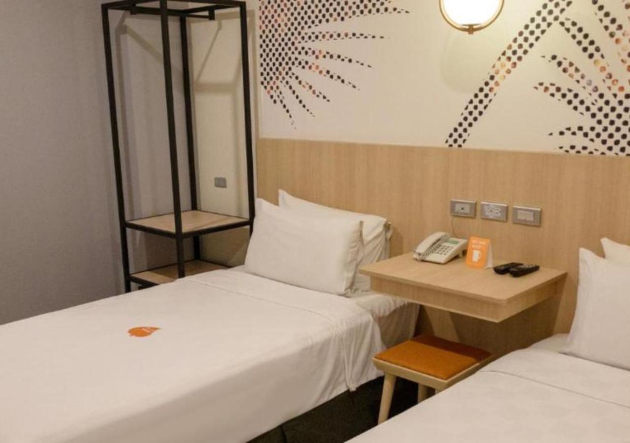 Go Hotels Plus Mandaluyong Bagian luar foto