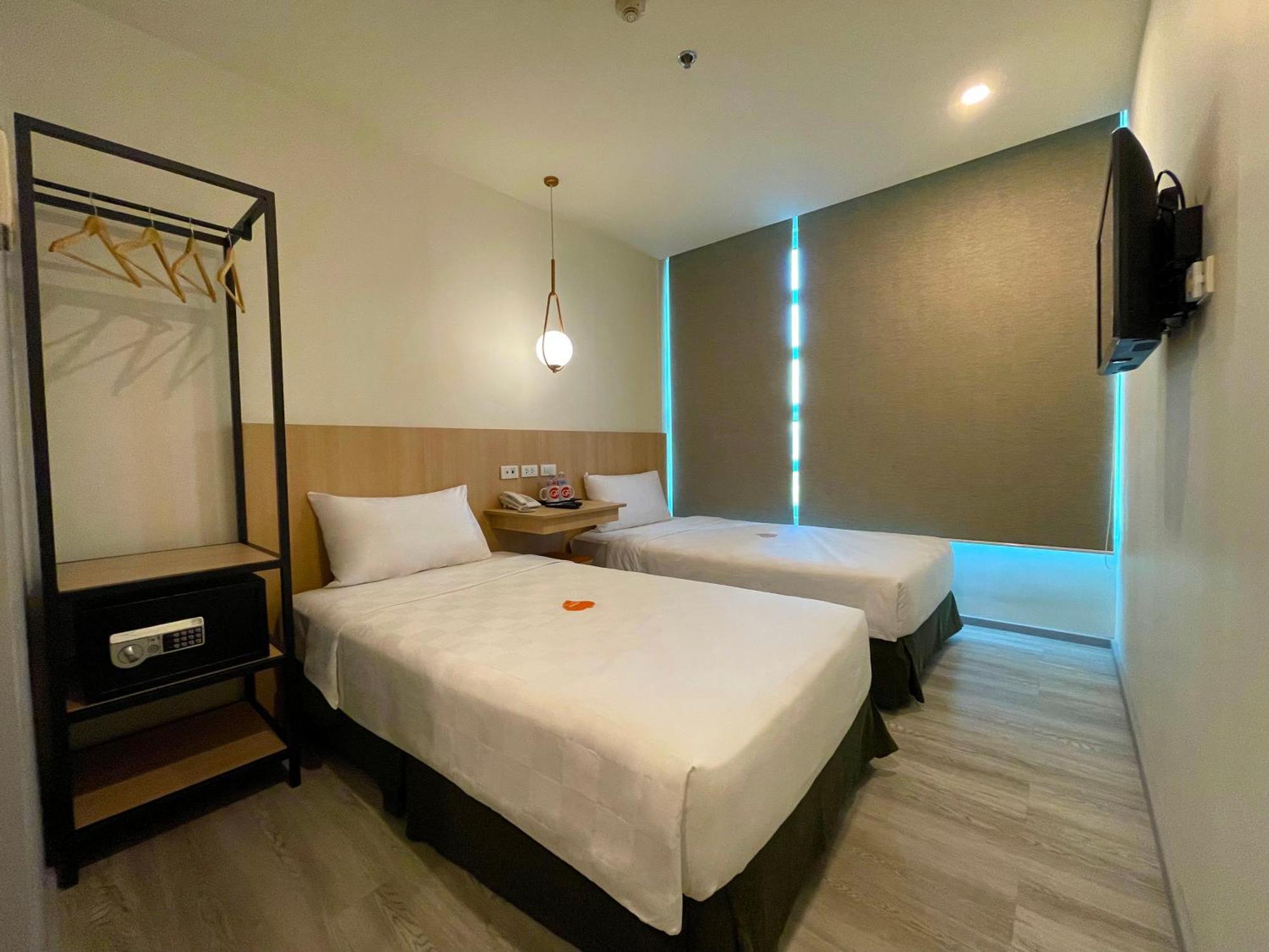 Go Hotels Plus Mandaluyong Bagian luar foto