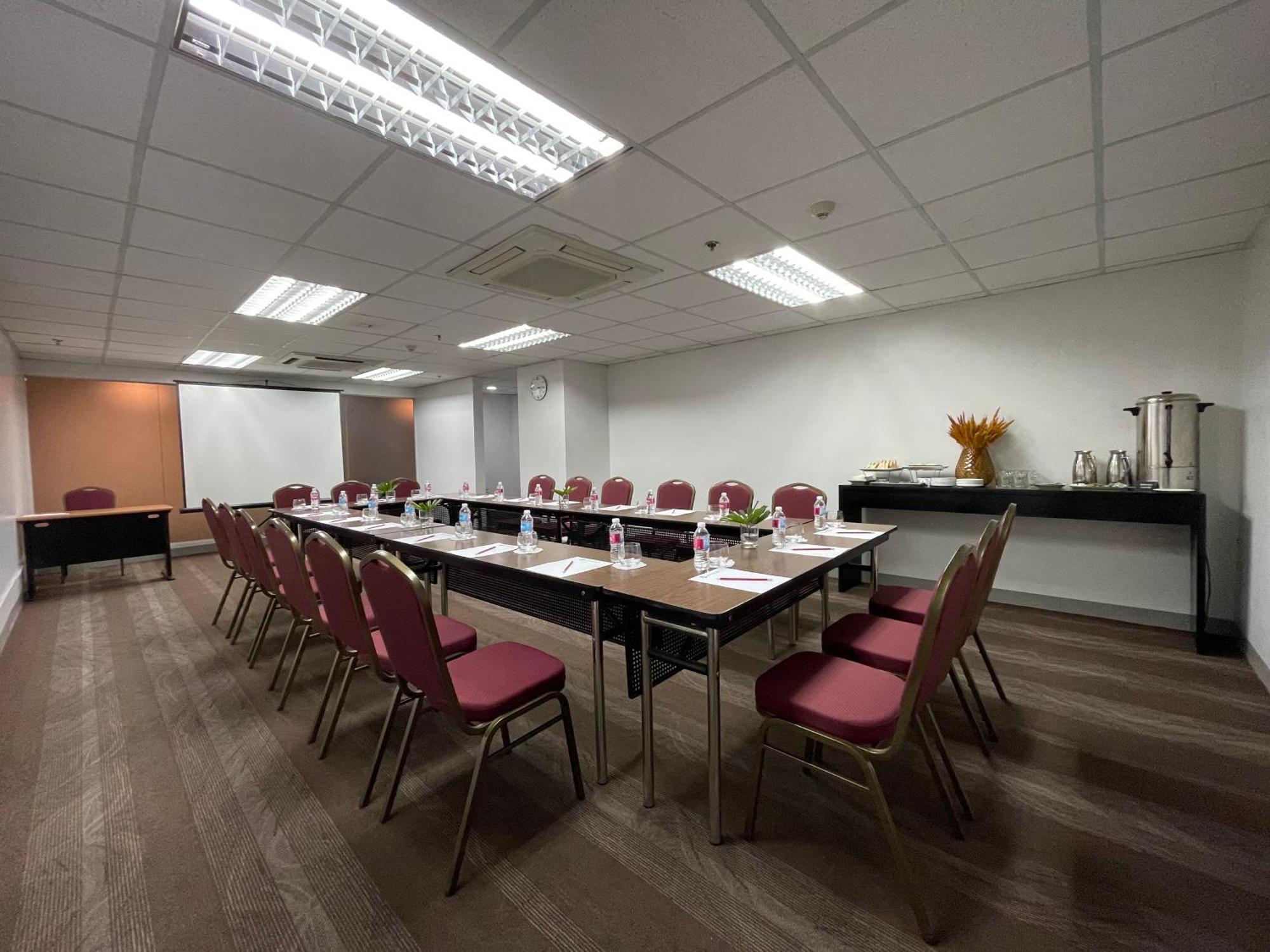 Go Hotels Plus Mandaluyong Bagian luar foto