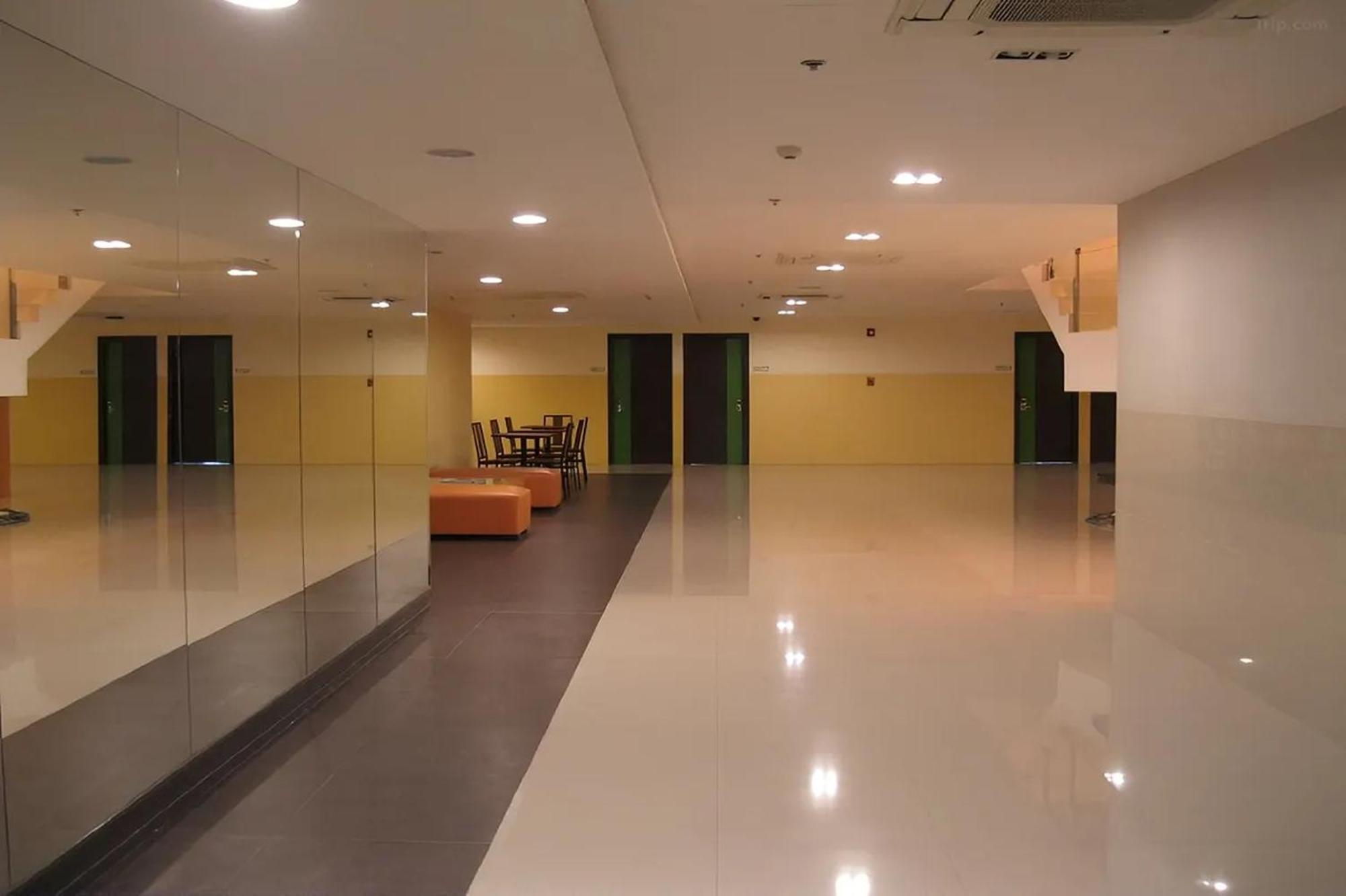 Go Hotels Plus Mandaluyong Bagian luar foto
