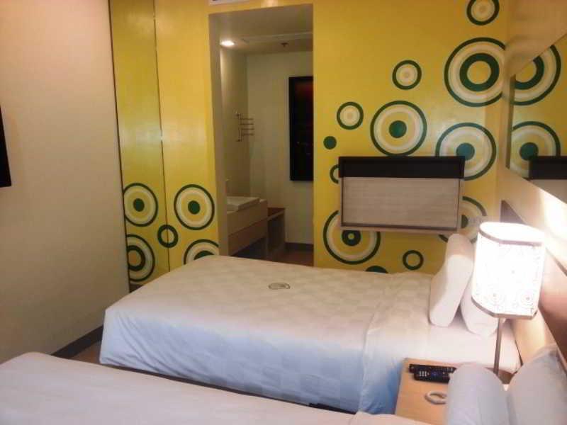 Go Hotels Plus Mandaluyong Bagian luar foto