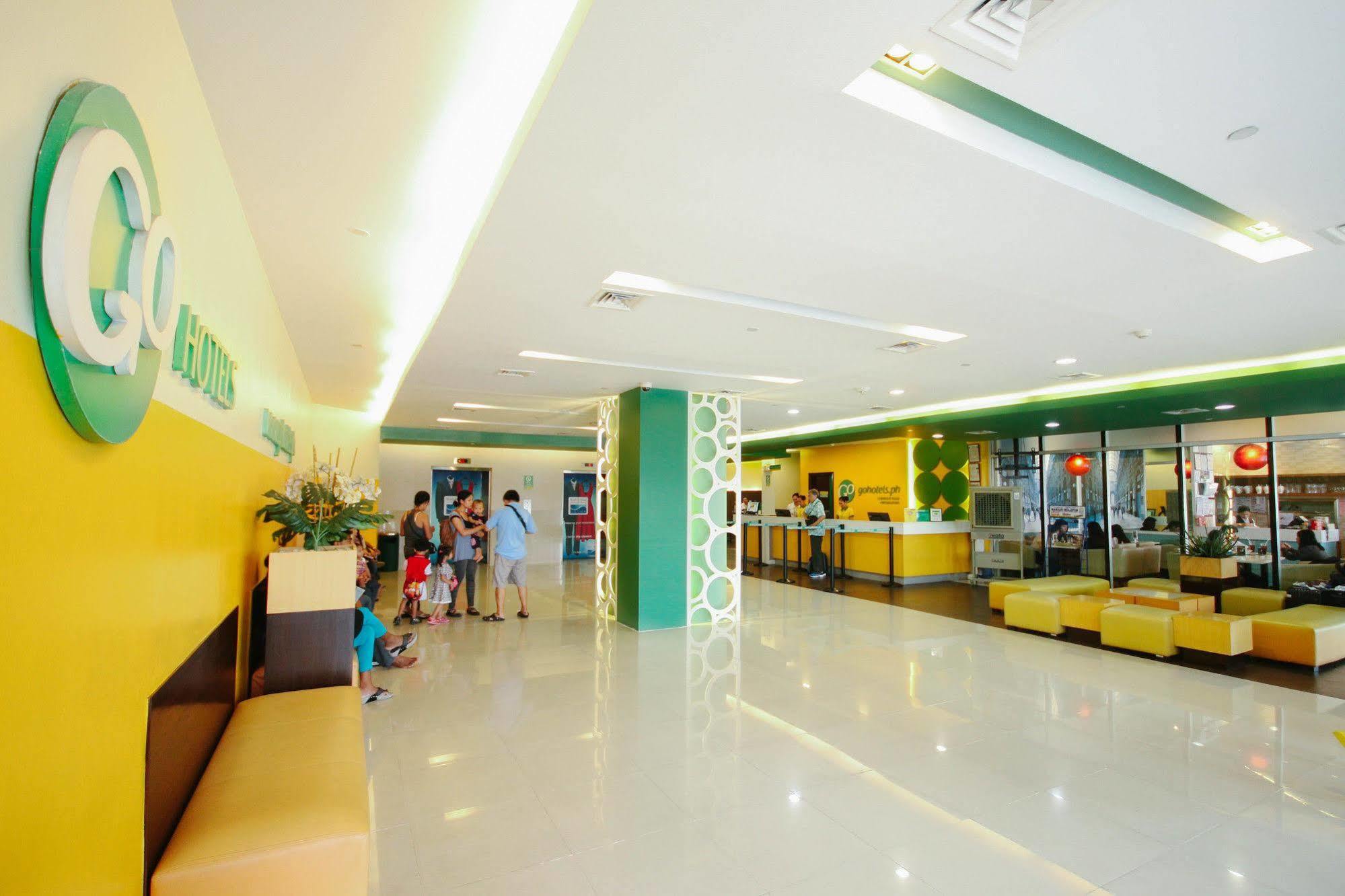 Go Hotels Plus Mandaluyong Bagian luar foto