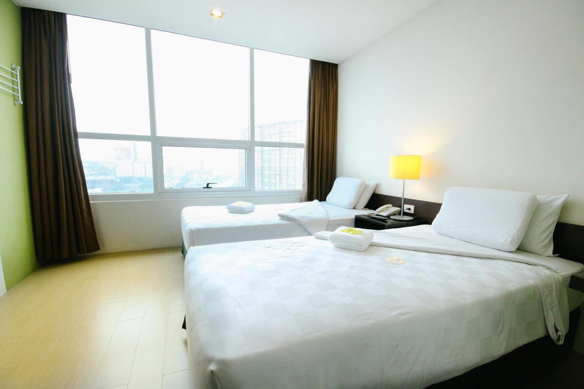 Go Hotels Plus Mandaluyong Bagian luar foto