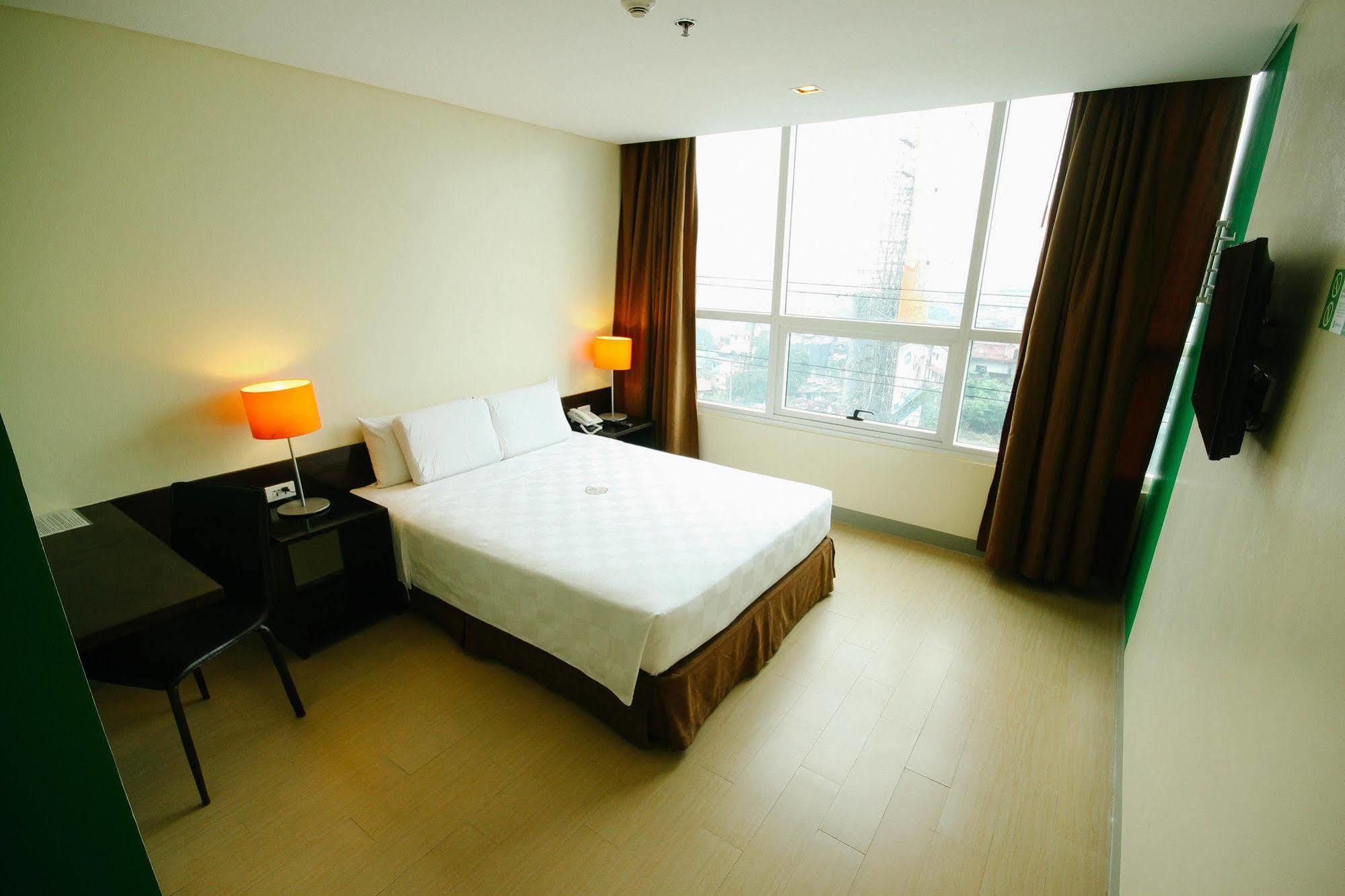 Go Hotels Plus Mandaluyong Bagian luar foto