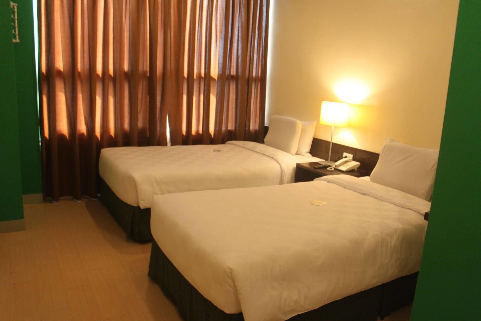 Go Hotels Plus Mandaluyong Bagian luar foto